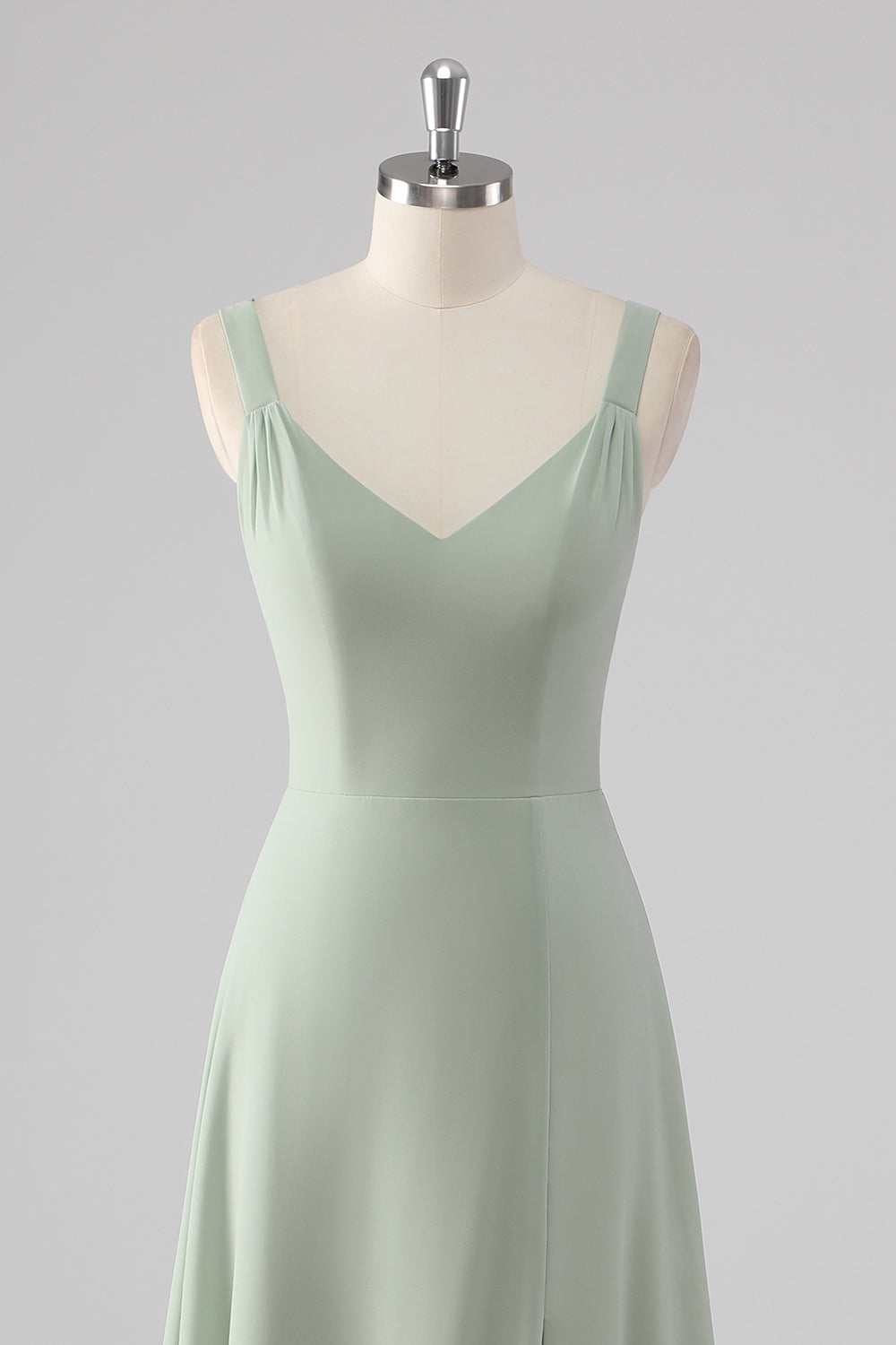 Vestido de dama de honor de gasa con cuello en V verde salvia de una línea con abertura