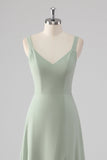 Vestido de dama de honor de gasa con cuello en V verde salvia de una línea con abertura