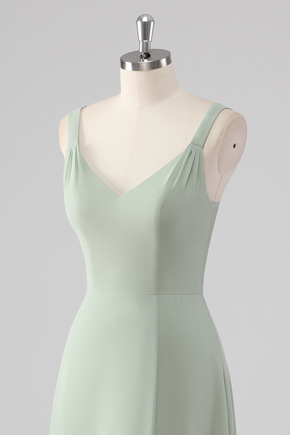 Vestido de dama de honor de gasa con cuello en V verde salvia de una línea con abertura