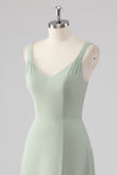 Vestido de dama de honor de gasa con cuello en V verde salvia de una línea con abertura