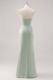 Vestido de dama de honor verde salvia sin tirantes de satén de sirena simple con abertura