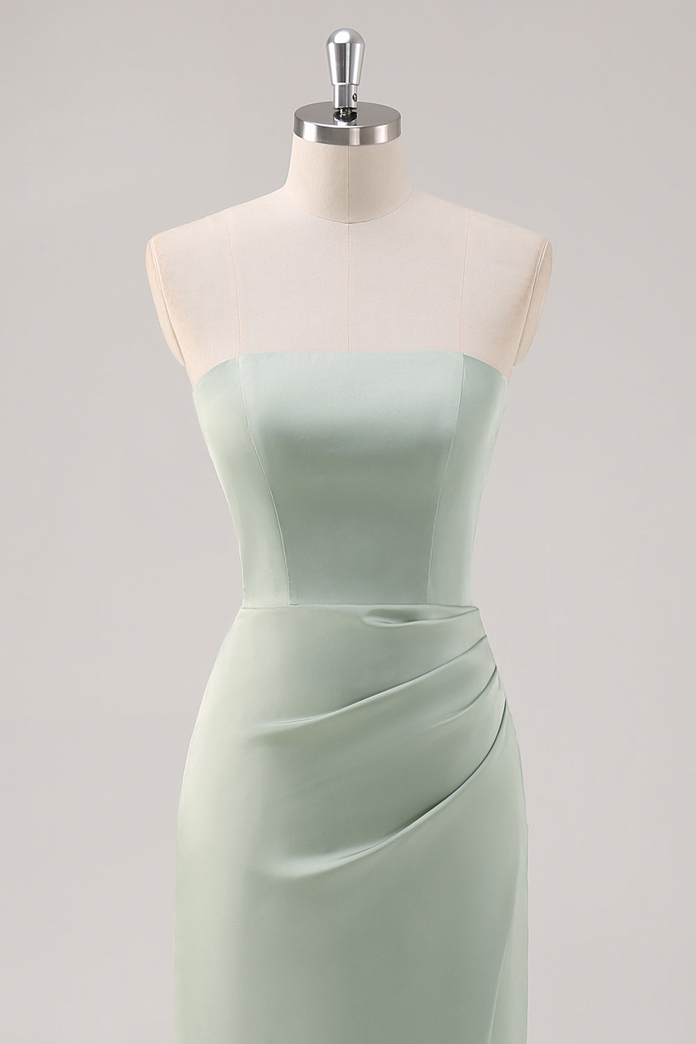 Vestido de dama de honor verde salvia sin tirantes de satén de sirena simple con abertura
