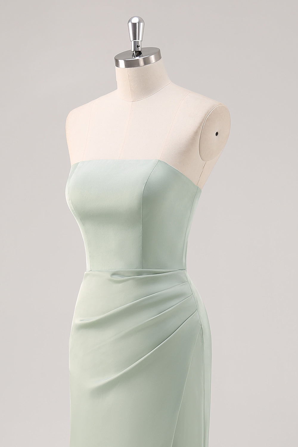 Vestido de dama de honor verde salvia sin tirantes de satén de sirena simple con abertura