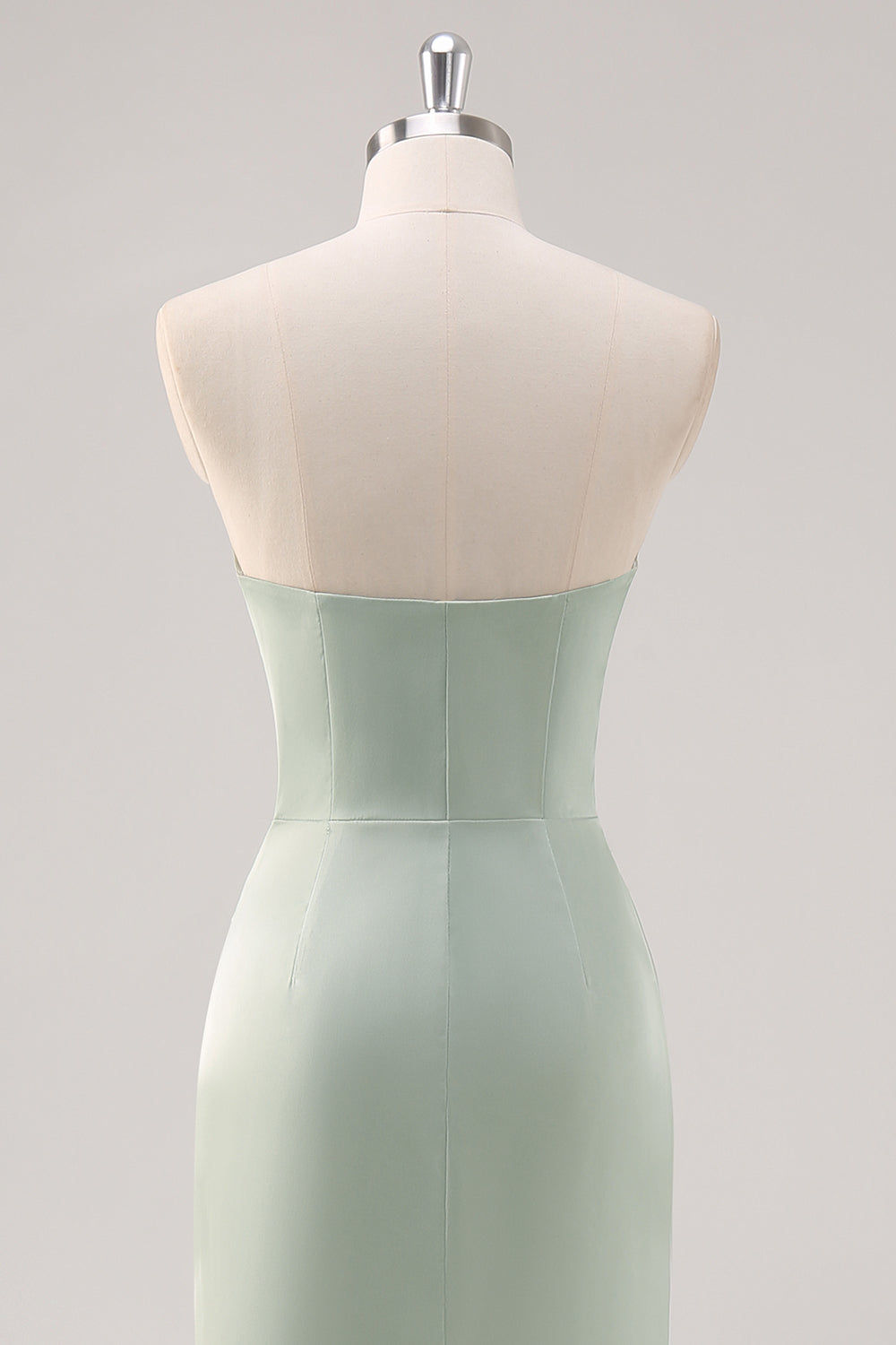 Vestido de dama de honor verde salvia sin tirantes de satén de sirena simple con abertura