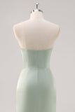 Vestido de dama de honor verde salvia sin tirantes de satén de sirena simple con abertura