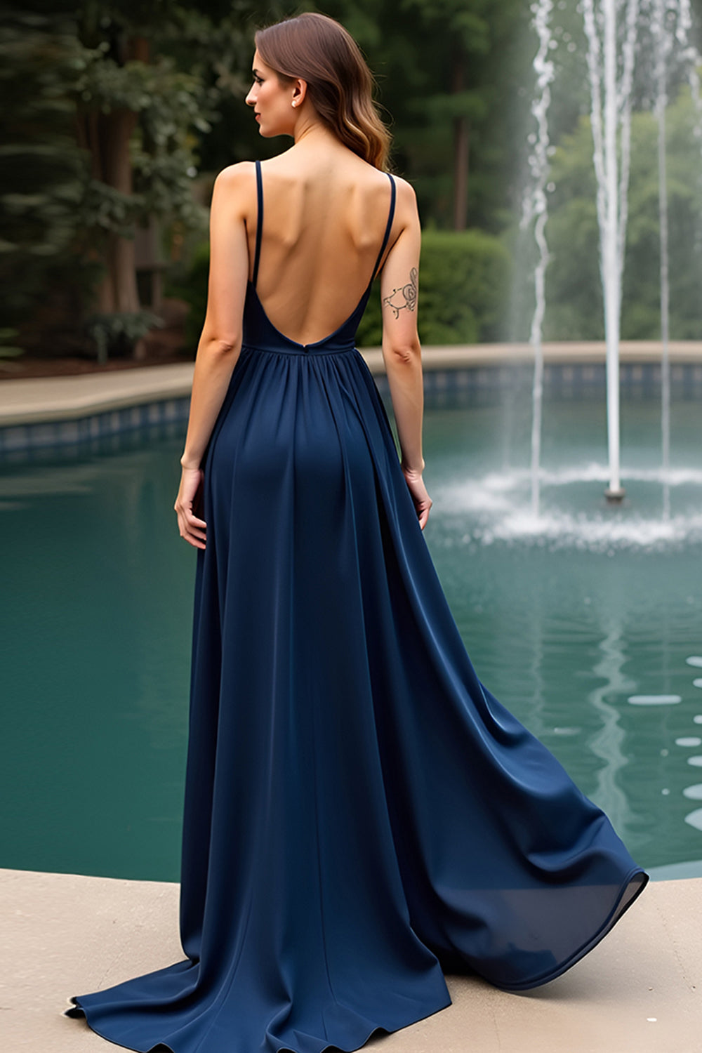 Vestido de invitada de boda largo con tirantes de espagueti azul marino con tirantes abiertos en forma de A