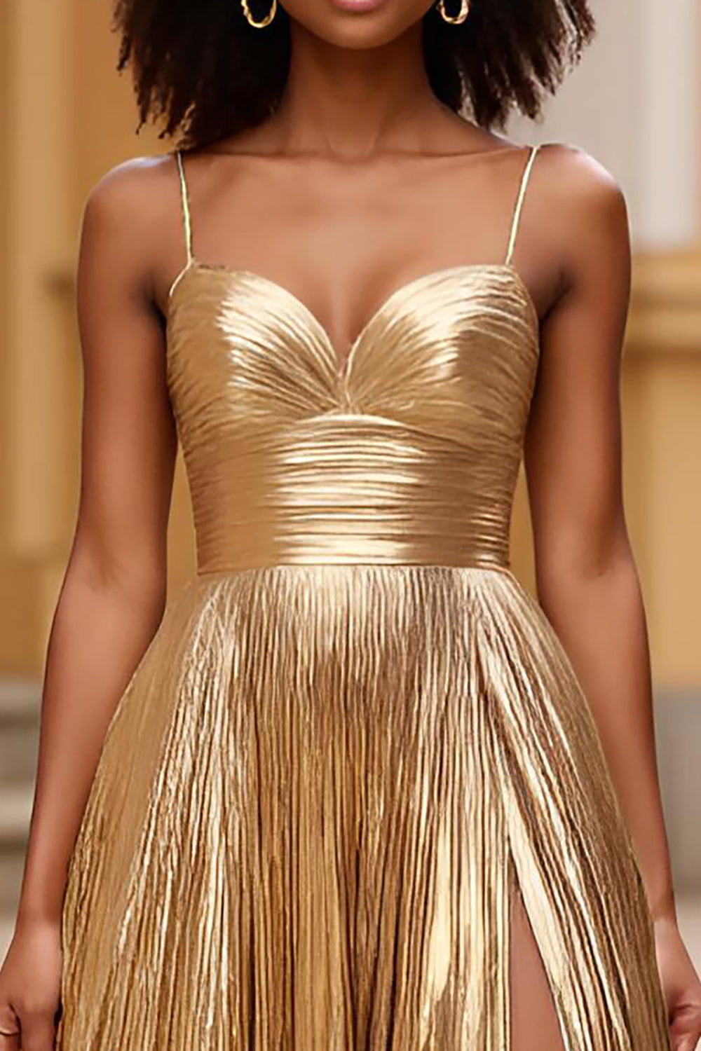 Vestido de fiesta largo con purpurina y tirantes finos dorados con abertura