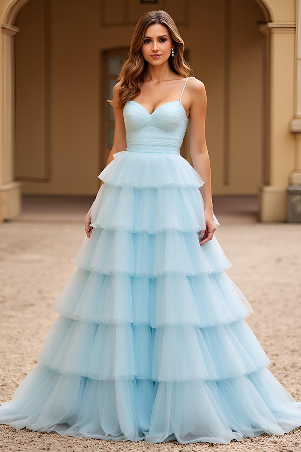 Vestido de fiesta largo de tul con tirantes de espagueti azul cielo