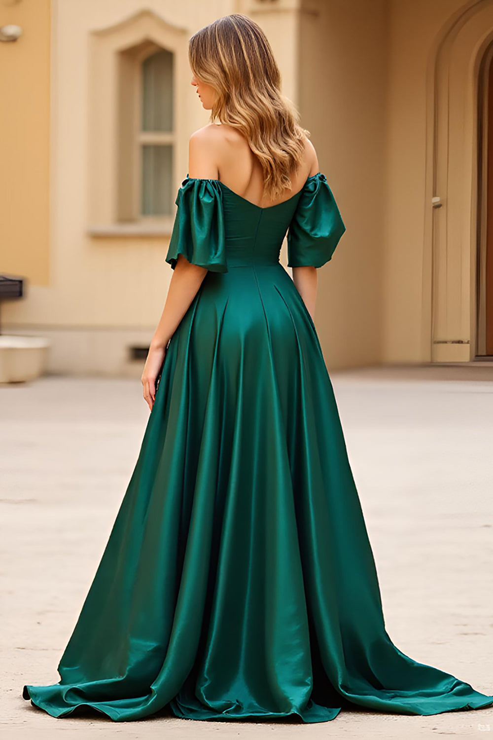 Vestido de fiesta largo de satén con mangas abullonadas con hombros descubiertos en verde oscuro con abertura