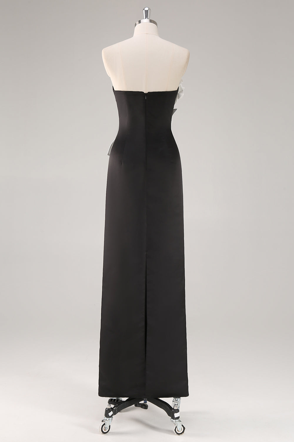 Vestido de invitada de boda sin tirantes con vaina negra con flores 3D