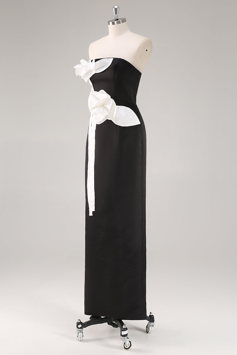 Vestido de invitada de boda sin tirantes con vaina negra con flores 3D