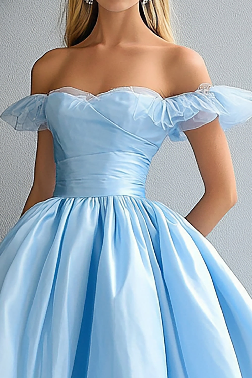 Vestido de bola de organza con volantes en azul cielo con hombros cruzados