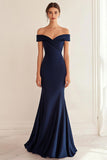 Vestido formal azul marino fruncido de sirena con hombros descubiertos