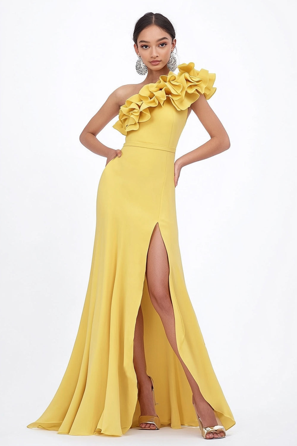 Vestido largo amarillo de invitada de boda con volantes de un hombro y abertura