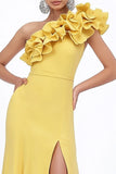 Vestido largo amarillo de invitada de boda con volantes de un hombro y abertura