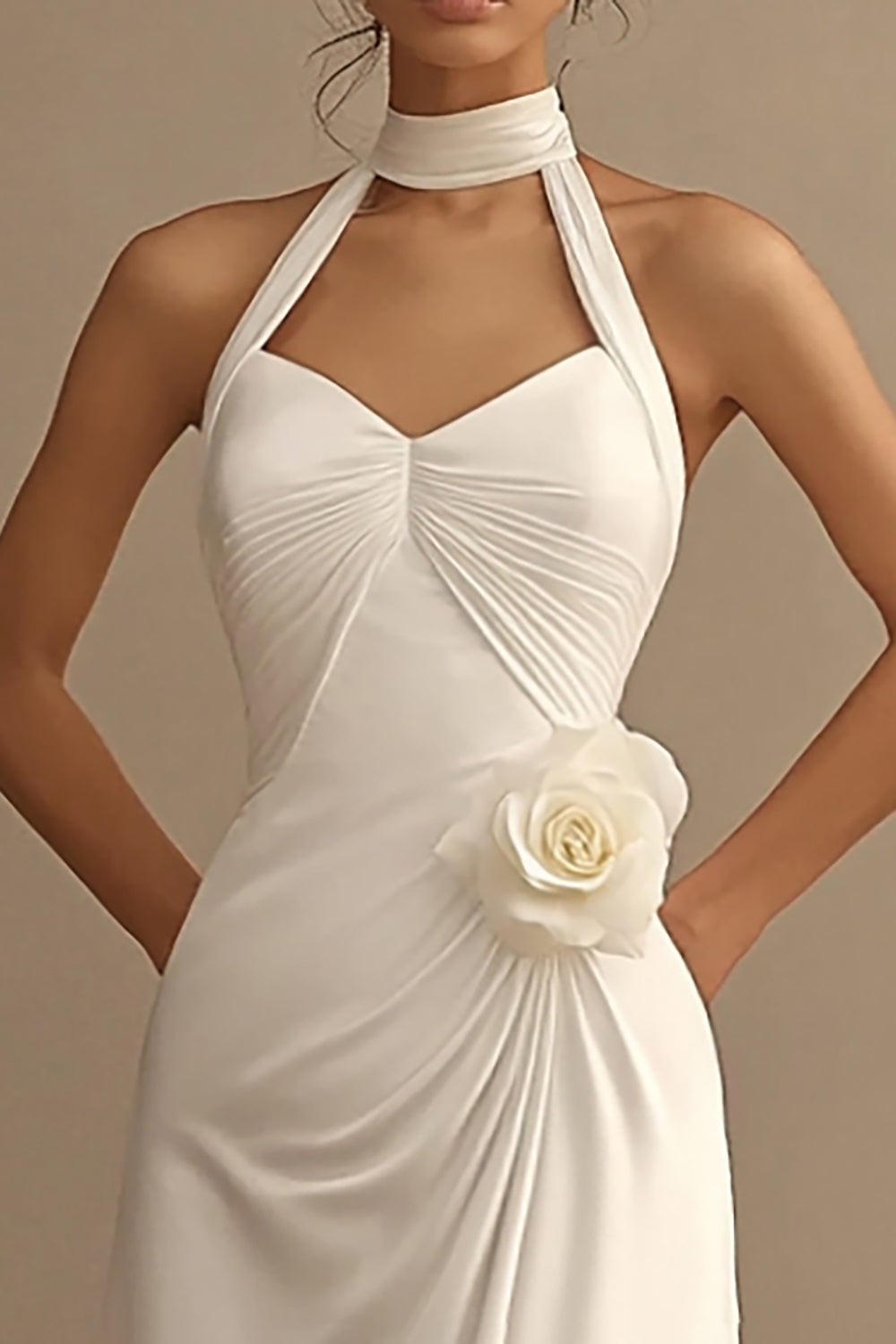 Un vestido de novia fruncido halter blanco de línea con flor 3D