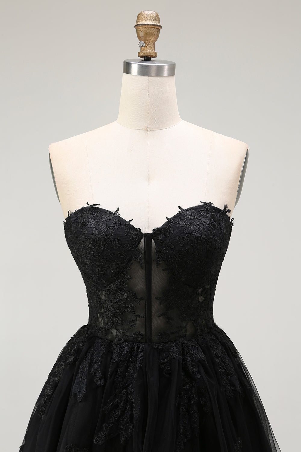 Vestido de cóctel corto con corsé transparente aplicado en forma de corazón negro