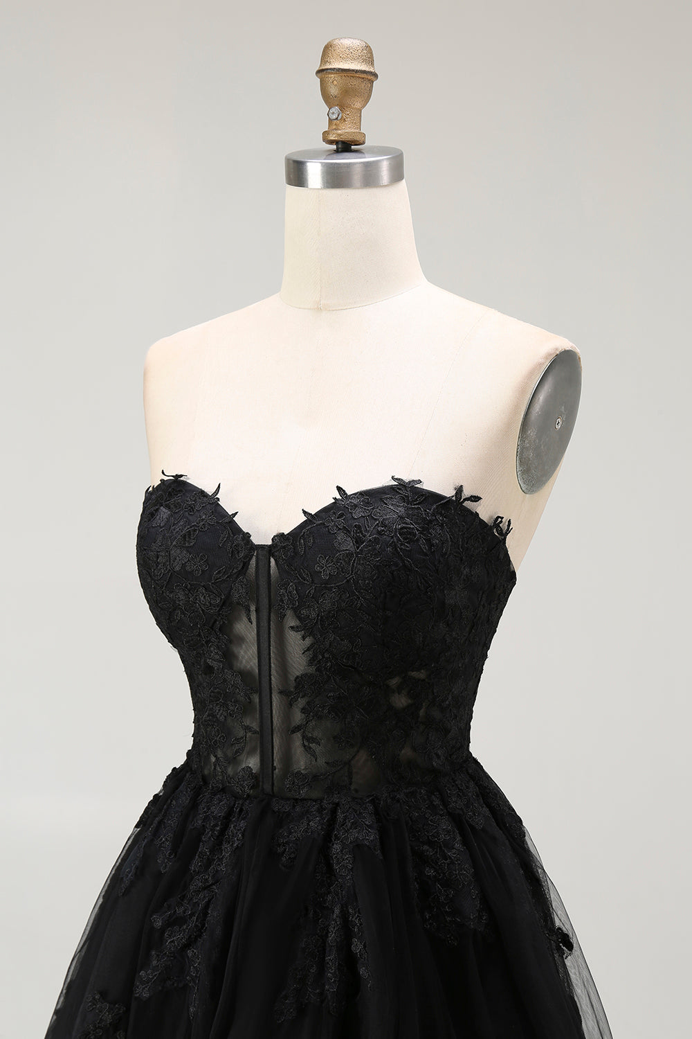 Vestido de cóctel corto con corsé transparente aplicado en forma de corazón negro