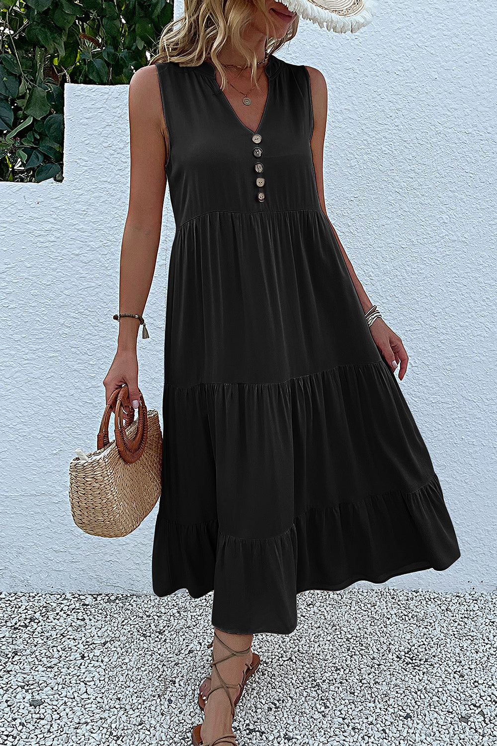 Vestido de verano negro con escote en V y botones