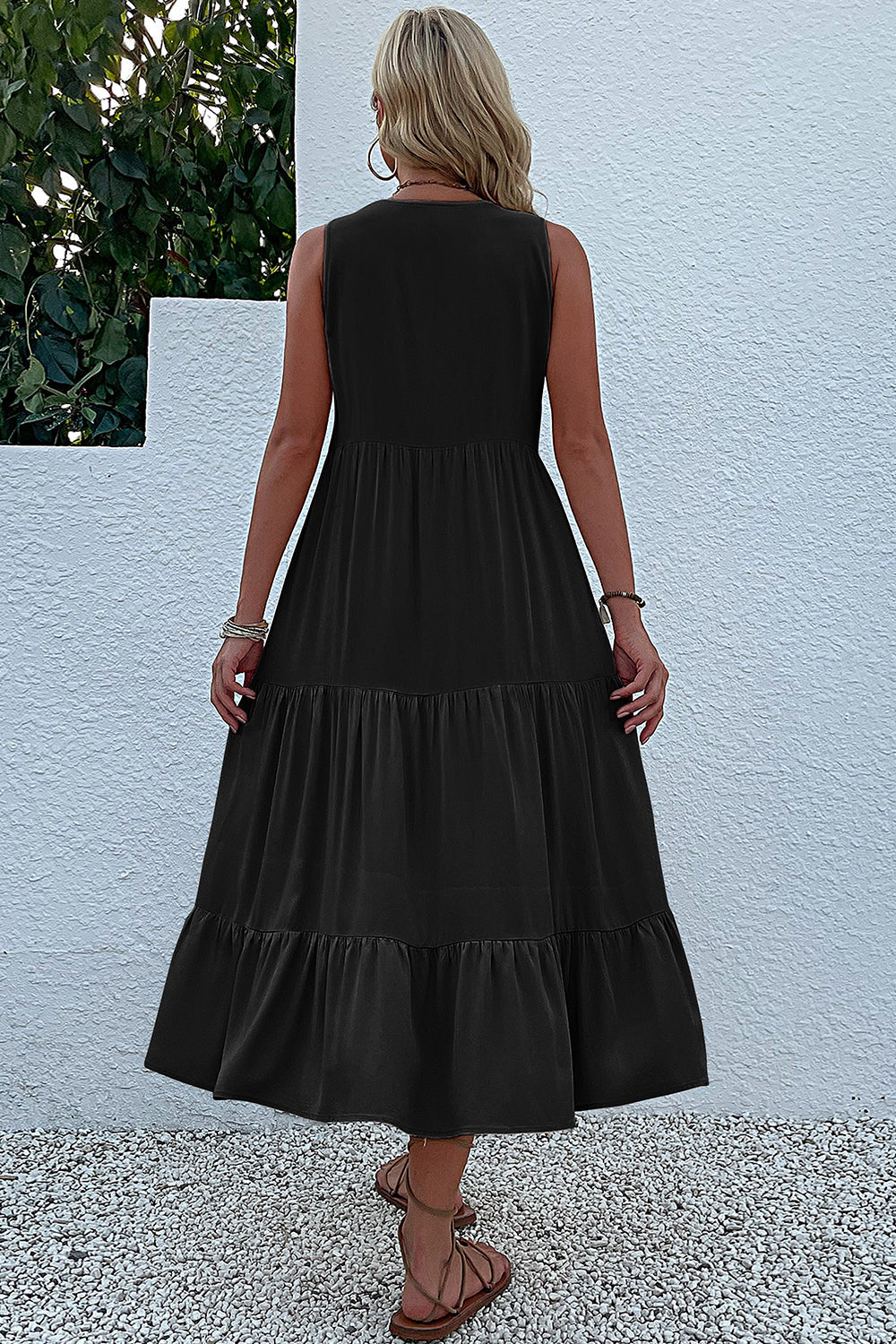 Vestido de verano negro con escote en V y botones