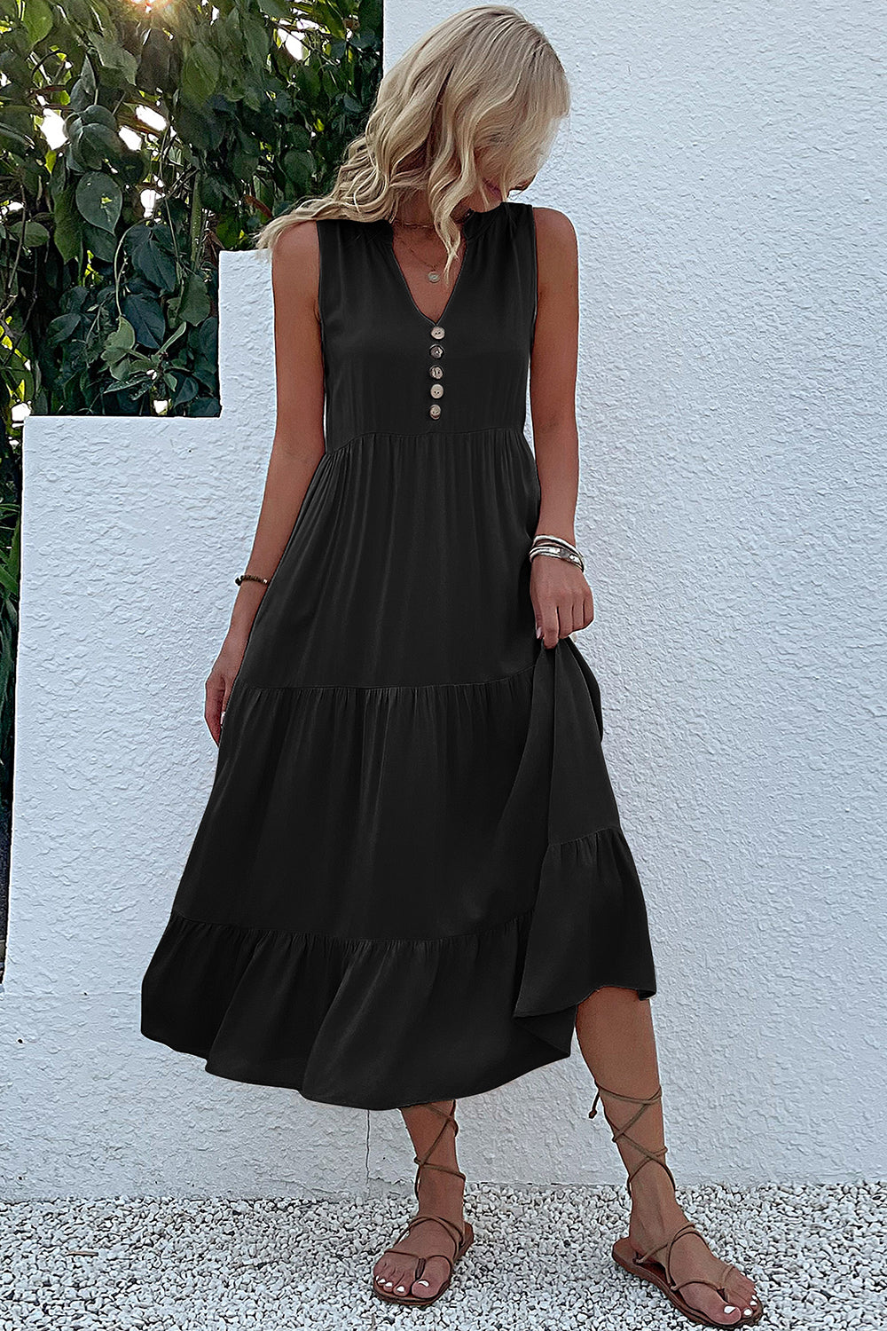 Vestido de verano negro con escote en V y botones
