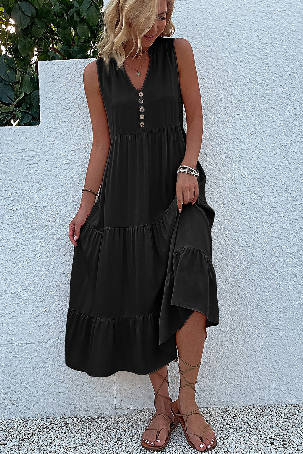 Vestido de verano negro con escote en V y botones