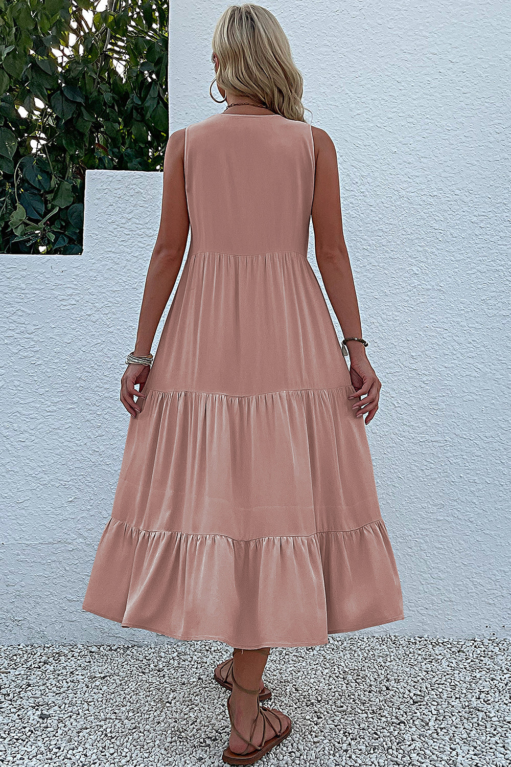 Vestido de verano negro con escote en V y botones