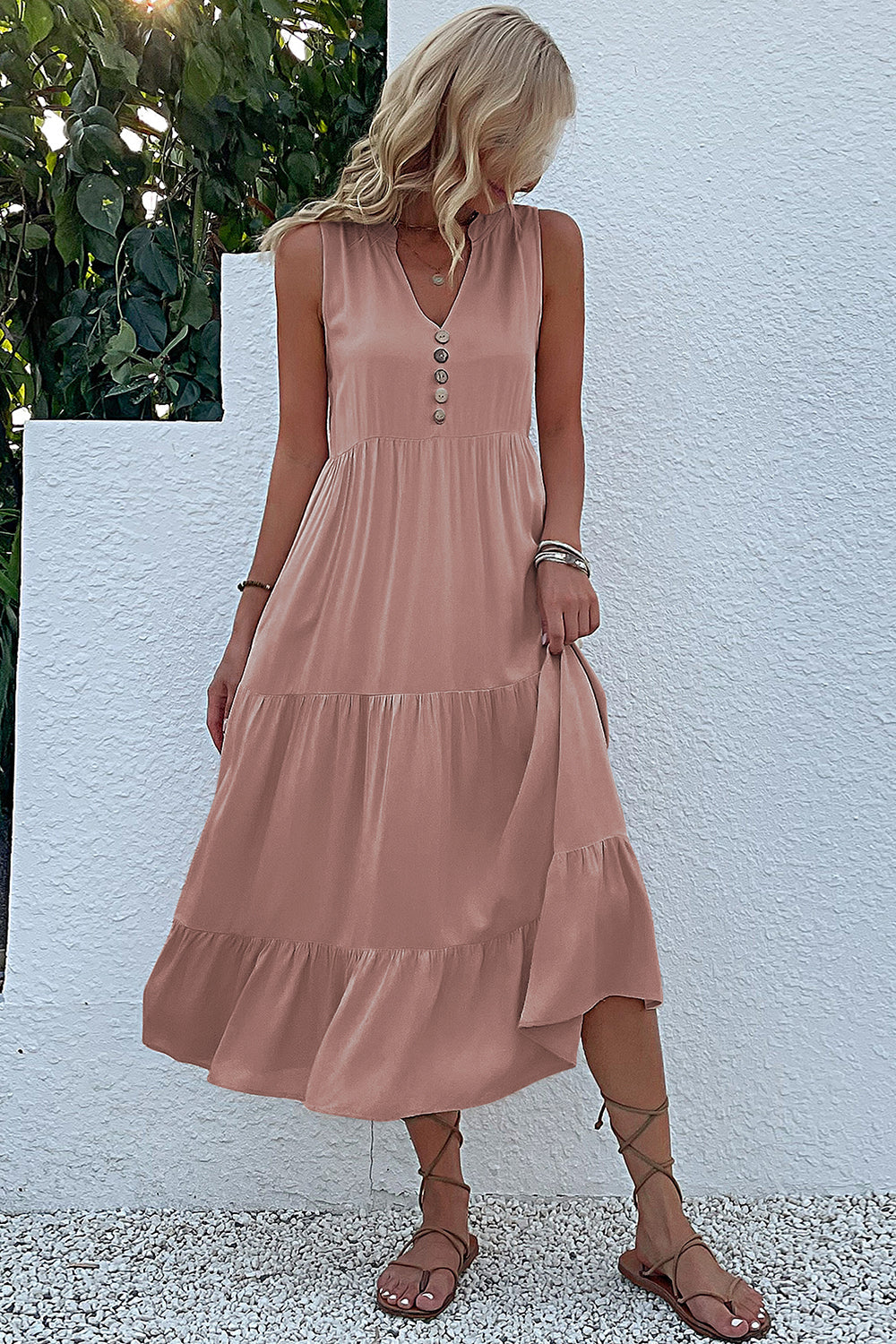 Vestido de verano negro con escote en V y botones