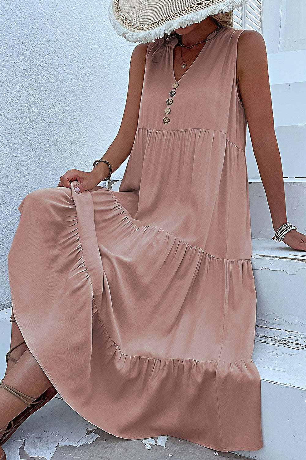 Vestido de verano negro con escote en V y botones