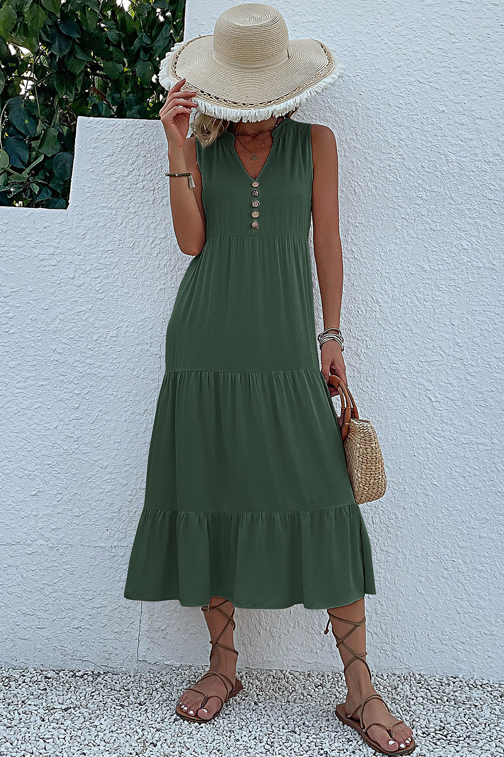 Vestido de verano negro con escote en V y botones