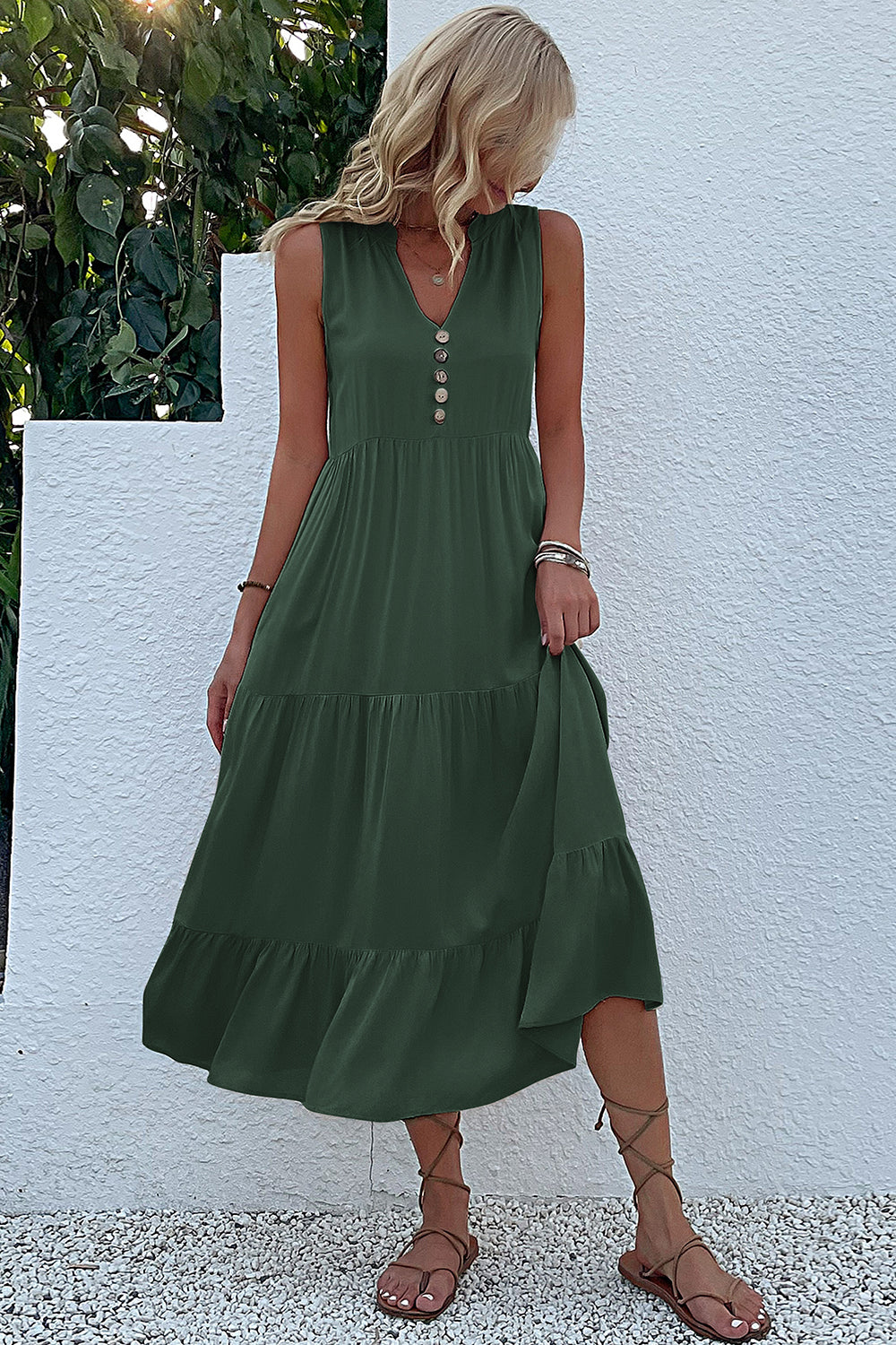 Vestido de verano negro con escote en V y botones