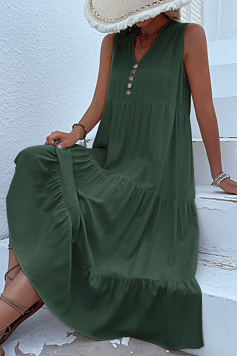 Vestido de verano negro con escote en V y botones