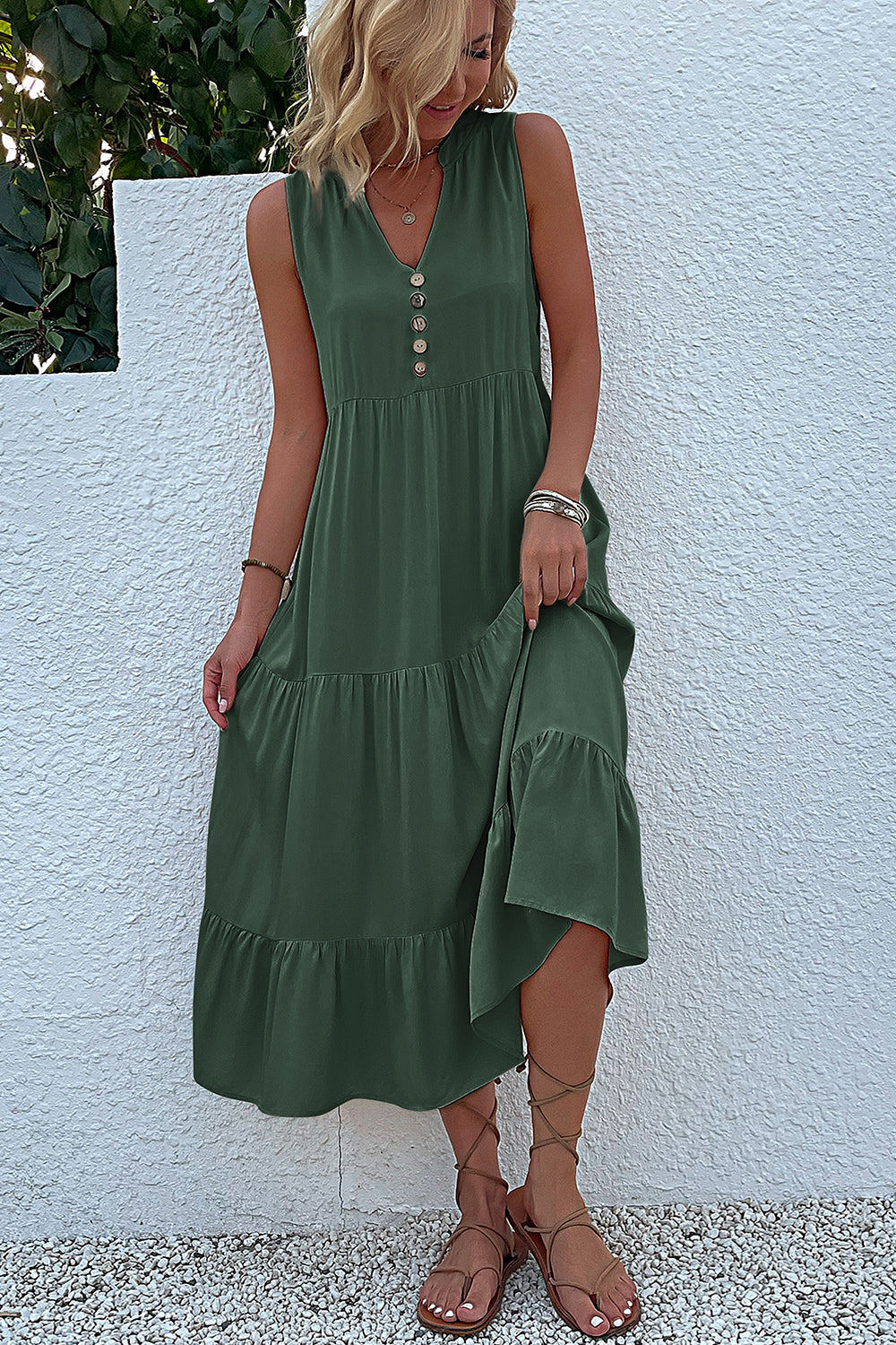 Vestido de verano negro con escote en V y botones