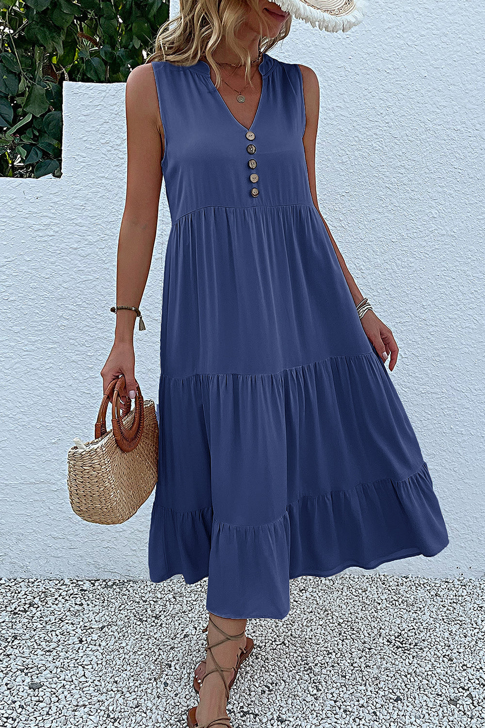 Vestido de verano negro con escote en V y botones