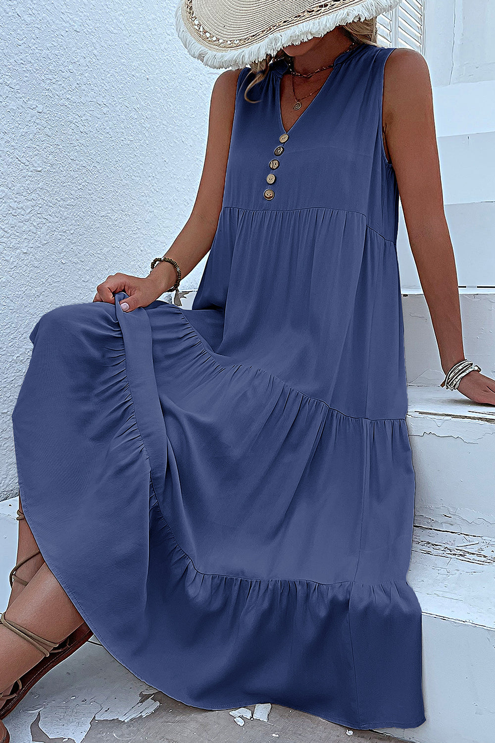 Vestido de verano negro con escote en V y botones