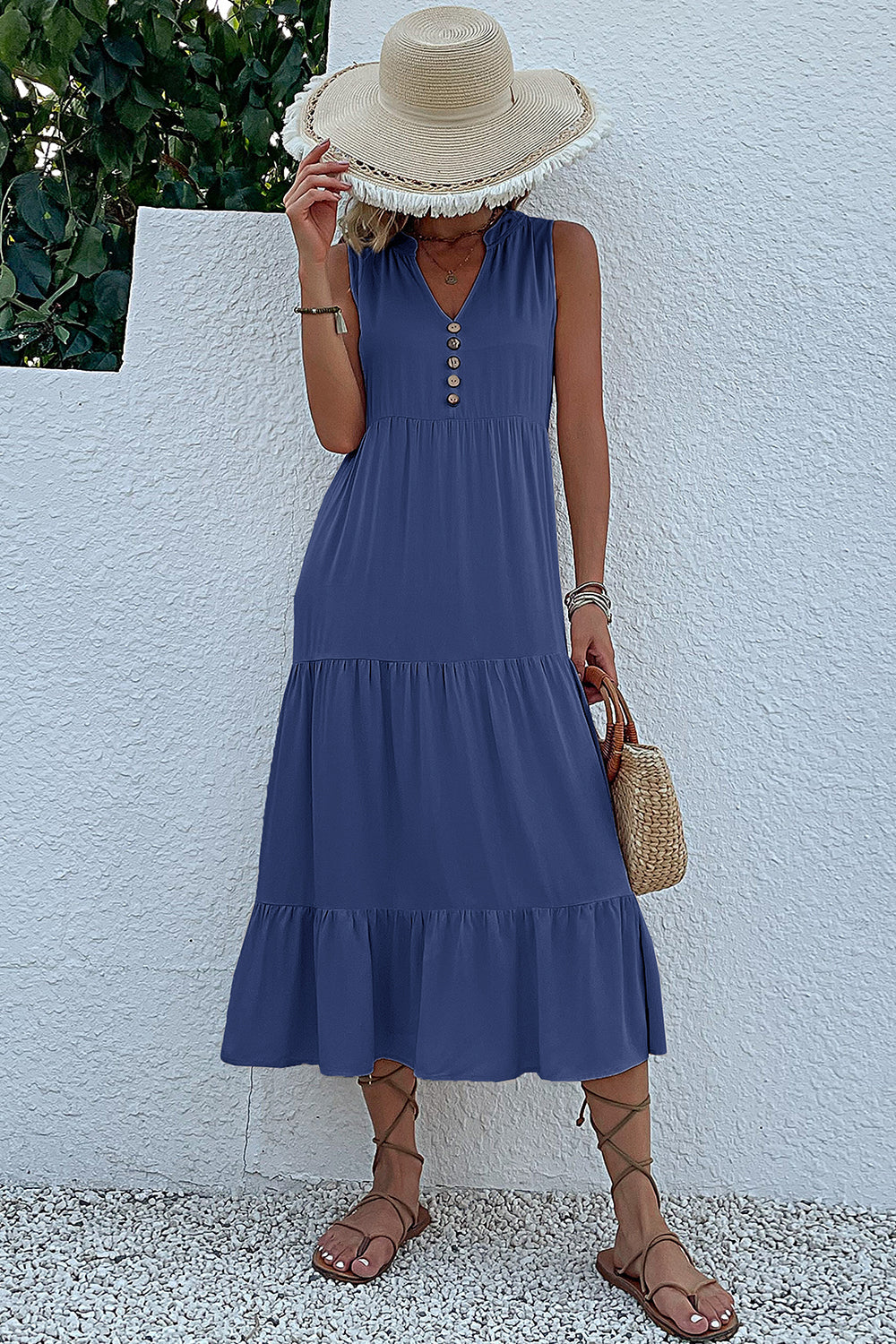 Vestido de verano negro con escote en V y botones