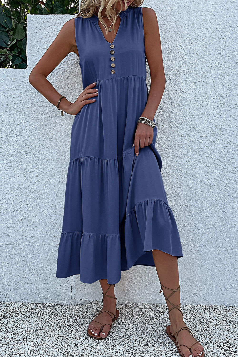 Vestido de verano negro con escote en V y botones