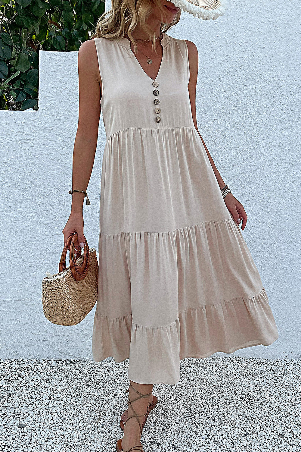 Vestido de verano negro con escote en V y botones