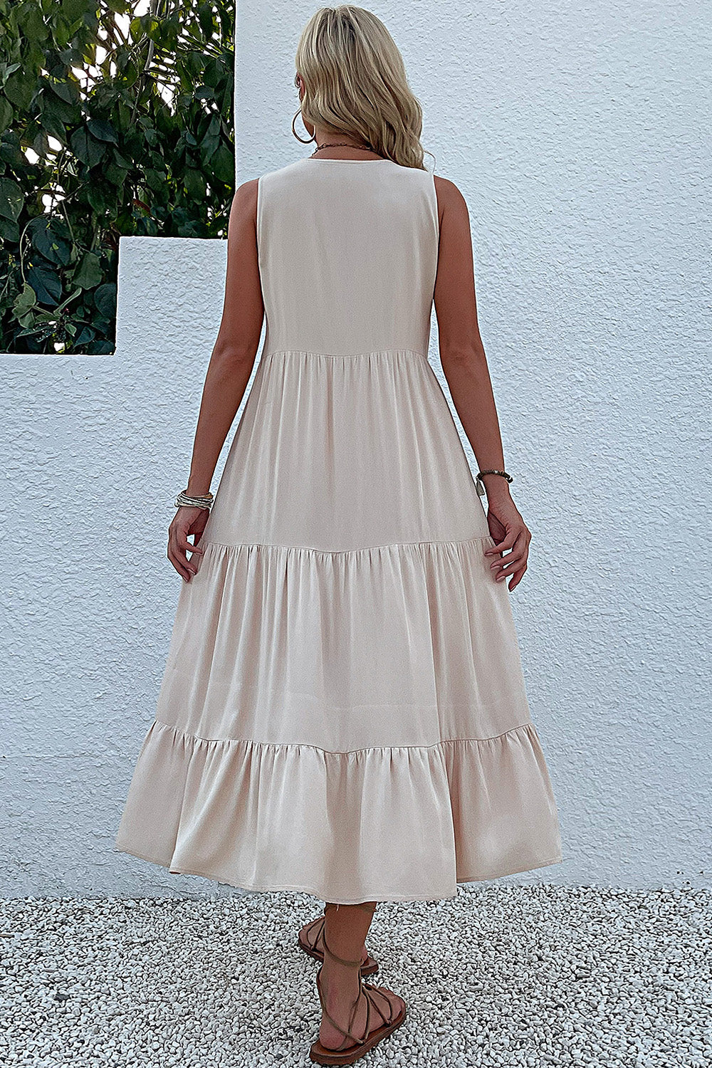 Vestido de verano negro con escote en V y botones