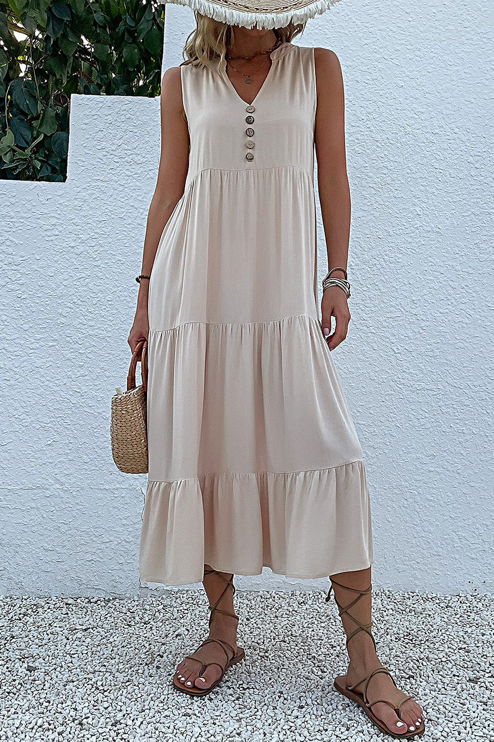 Vestido de verano negro con escote en V y botones