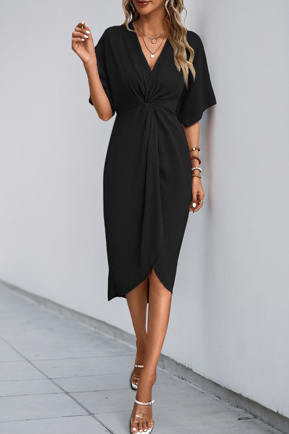 Vestido de verano negro con escote en V y medias mangas
