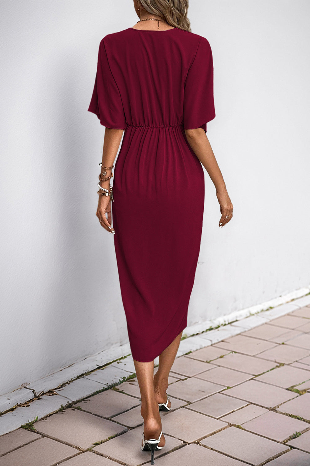 Vestido de verano negro con escote en V y medias mangas