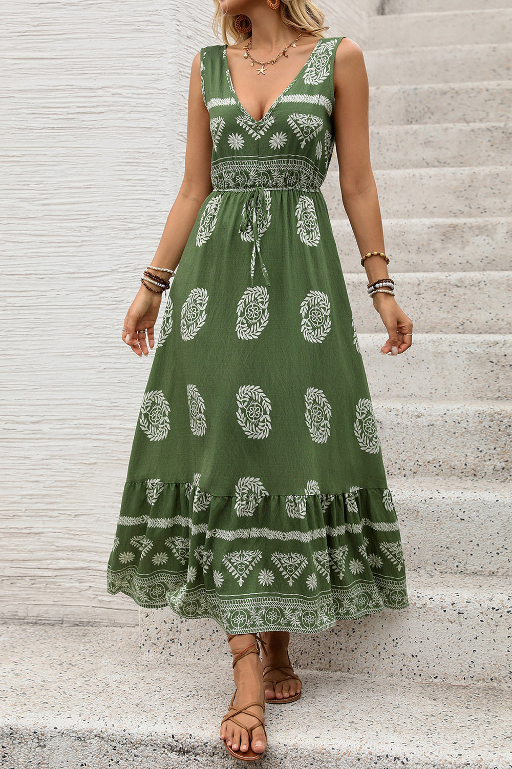 Vestido largo de verano con estampado verde militar de una línea
