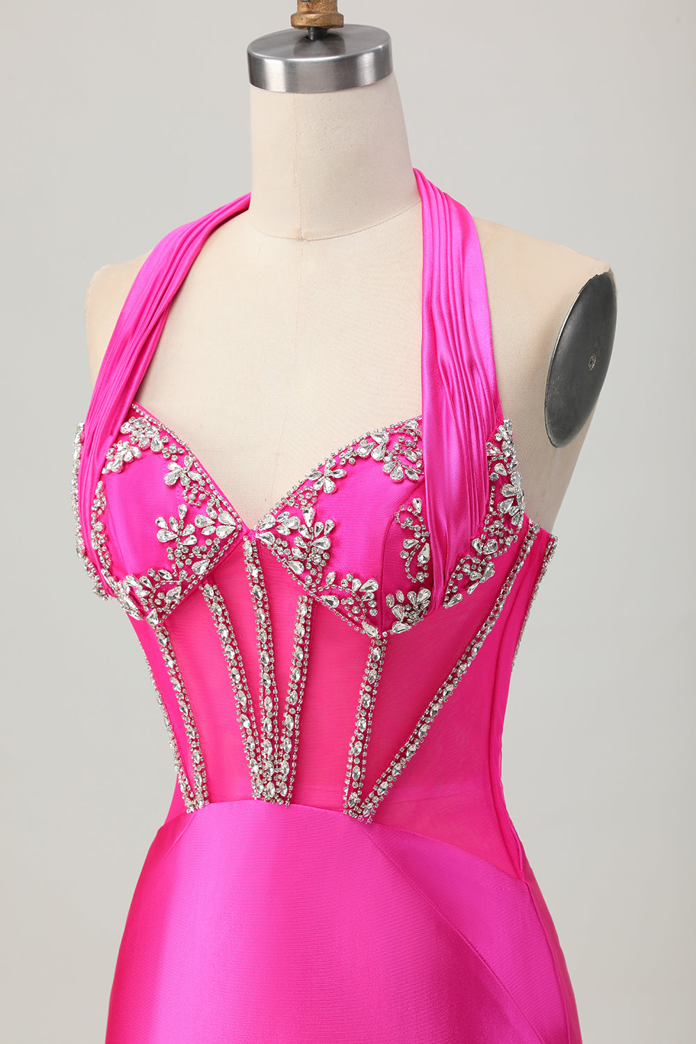 Vestido de regreso a casa de satén sin espalda halter fucsia con pedrería