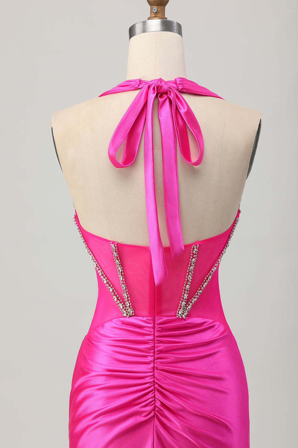 Vestido de regreso a casa de satén sin espalda halter fucsia con pedrería