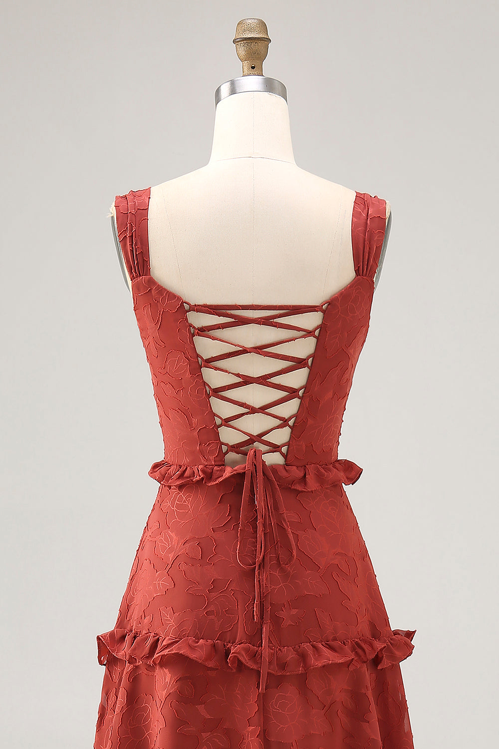 Vestido largo de invitada de boda con volantes en terracota floral