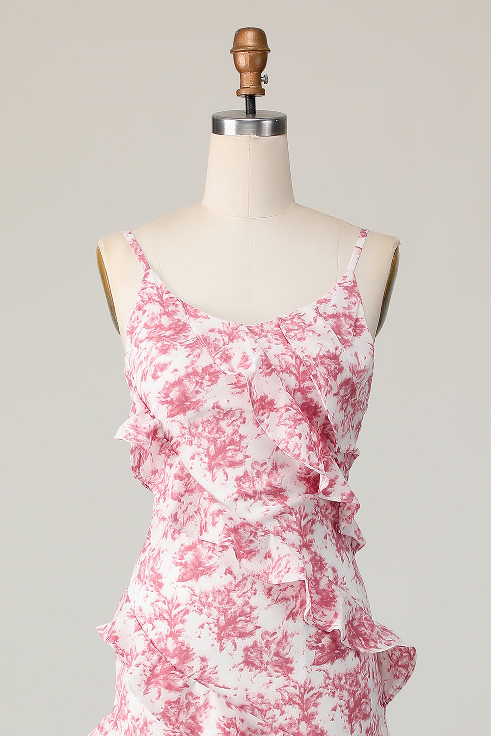 Vestido largo de invitada de boda con volantes con abertura