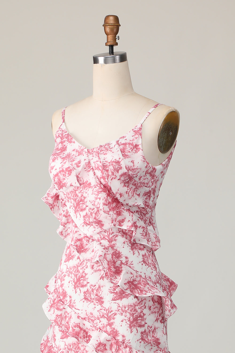 Vestido largo de invitada de boda con volantes con abertura