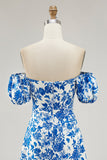 Vestido de invitada de boda con estampado floral azul con hombros descubiertos y abertura