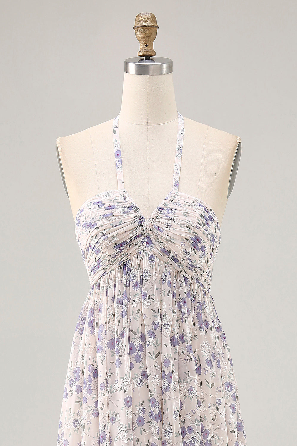 Vestido largo de invitada a boda con falda azul fruncido floral